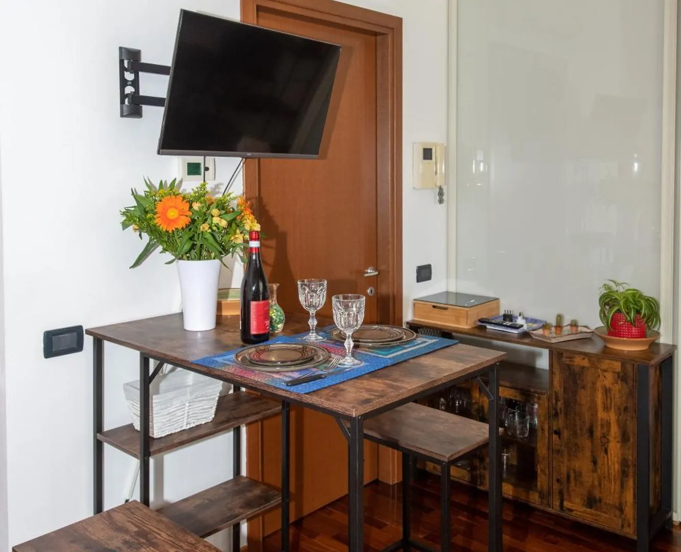 Apartment 10 Minutes Duomo-Elegant Apt Milan Italy