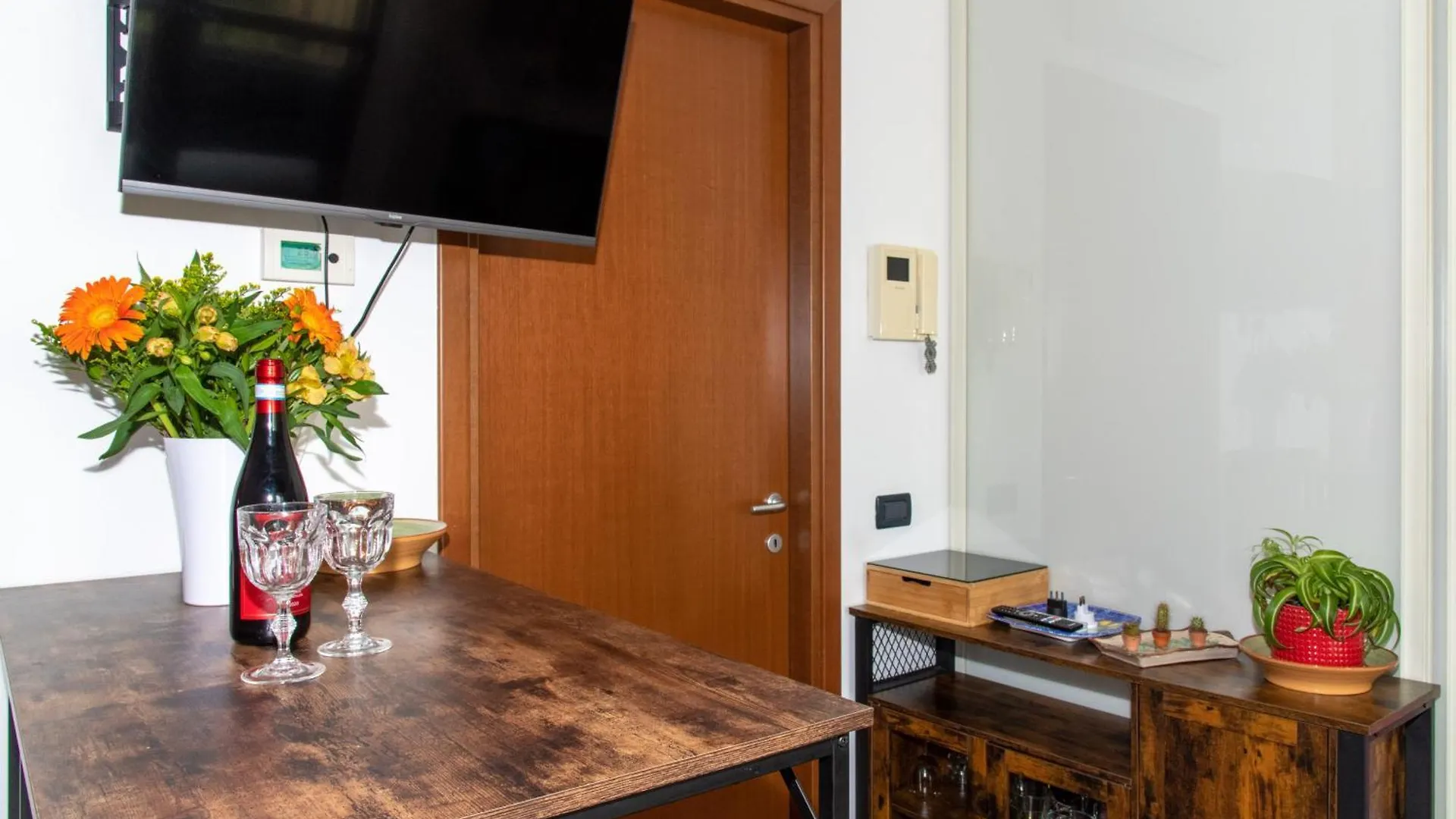 Apartment 10 Minutes Duomo-Elegant Apt Milan